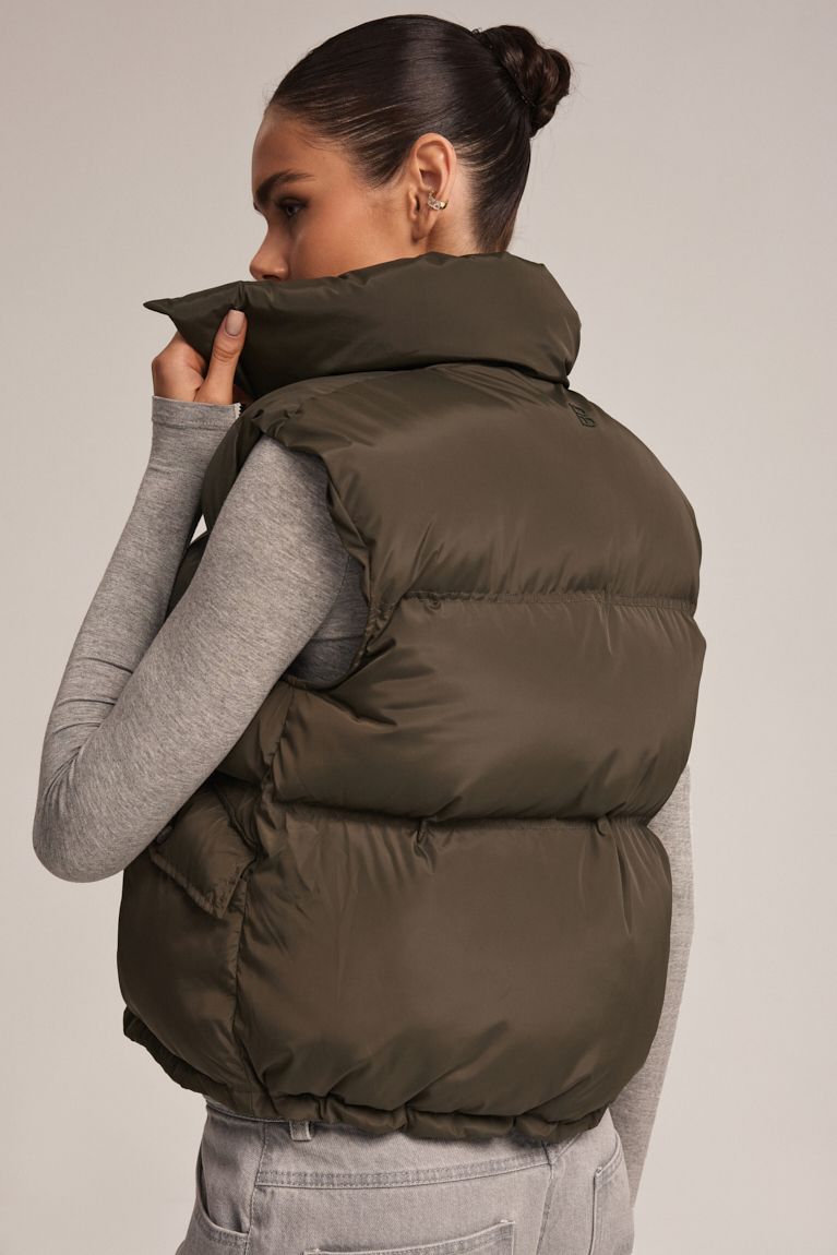 Жилет дутий на блискавці світлий хакі