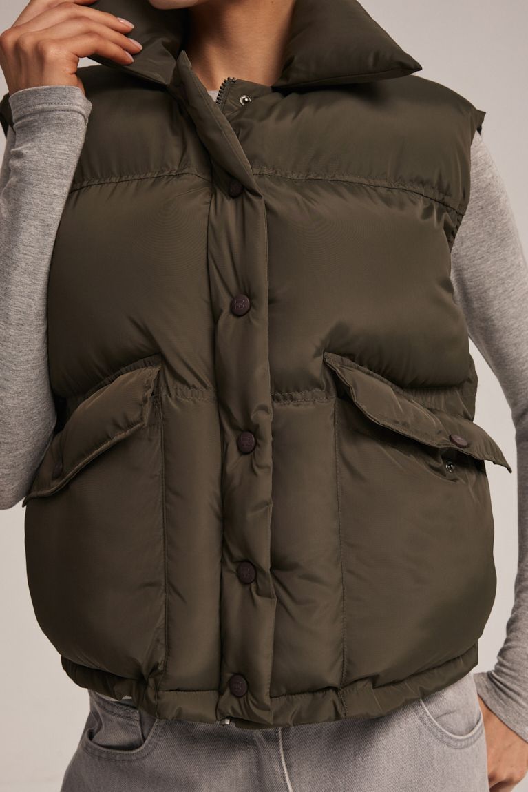 Жилет дутий на блискавці світлий хакі