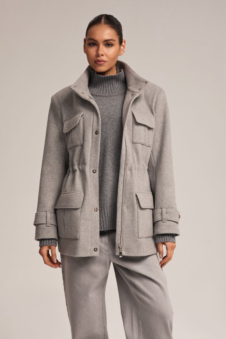 Напівпальто на кулісці