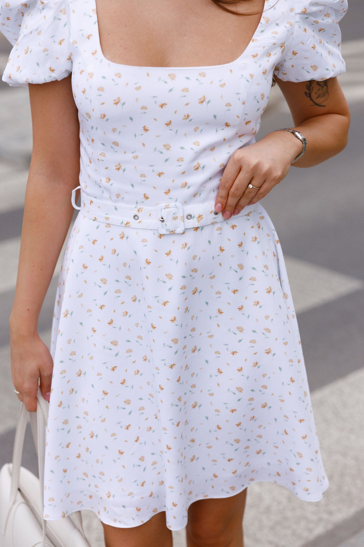 Сукня Alexa mini біла в жовту квітку